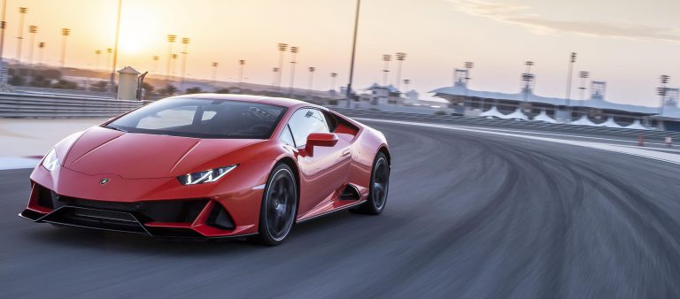 Lamborghini Huracán rojo en carretera